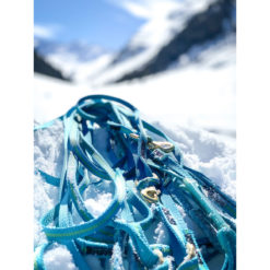 Gespannleine Dyneema eisblau im Schnee liegend